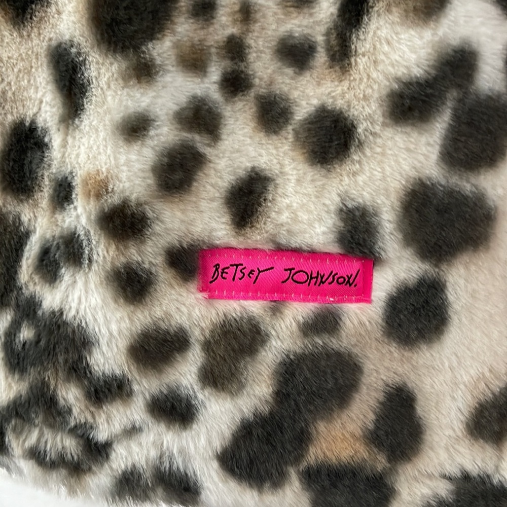 🆕💋BETSEY JOHNSON💋LUXE FAUX FUR THROW/BLANKET - Picture 2 of 9